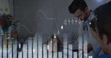 Doktor steteskop tutarken hastane yatağında önlük giymiş kadın hasta yatıyor. Sağlık, sağlık ekibi, hasta bakımı, hastane ortamı, klinik, profesyonellik, sağlık