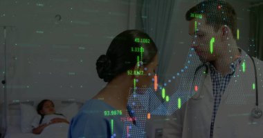 Hastane koğuşunda mavi elbise giyen hastayı rahatlatan erkek doktorlara danışmanlık. Tıbbi, sağlık, klinik, profesyonel, teşhis, bakım, hastane