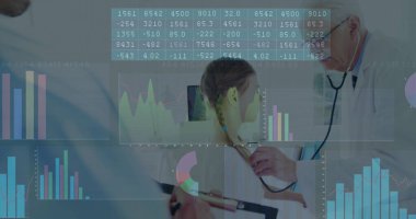 Muayene masasındaki hasta üzerinde steteskop kullanarak dosya ve dijital çizelgeleri inceleyen bir doktor. Pediatri, sağlık, dijital arayüz, tıbbi teknoloji, klinik çevre, teşhis, hasta bakımı