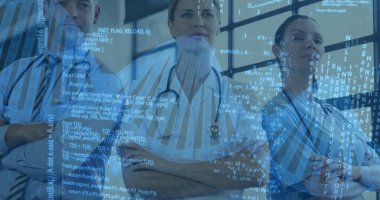 Ayakta duran tıbbi ekip hastane laboratuarındaki şebeke penceresinden laboratuvar önlükleriyle veri taraması yapıyor. Sağlık, yenilik, teknoloji, işbirliği, analitik, profesyonel, gelecekçi