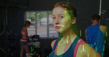 Spor salonunda pencerede duran pembe bantlı bir kadın. Dambılları mali verileri gösteriyor. Fitness, strength, education, wellness, Health, determination, motive