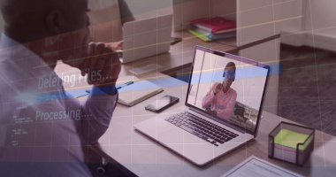 Açık mavi tişörtlü bir adamın dijital şebeke altında bilgisayar aramasına katılmasını izlemek, kopyalama alanı. İşbirliği, teknoloji, profesyonellik, iletişim, dijital, yenilik, takım çalışması