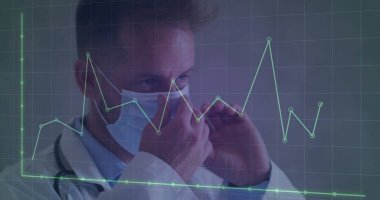 Klinikte cerrahi maske takan, stetoskop ve çizelge kaplamalı işçi kıyafetli doktor ayarlanıyor. Tıbbi, sağlık, analiz, profesyonel, tanı, veri, hastane