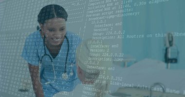 Ameliyat önlüğü ve steteskop giymiş gülümseyen hemşire hastane yatağında hastanın üzerine eğiliyor, fotokopi odası. Sağlık, sağlık, destek, klinik, şefkat, rehabilitasyon, profesyonellik