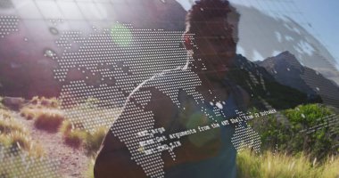 Dünya haritası ve kod örtüsüyle dağ yolunda koyu renk spor giyimli İspanyol bir erkek koşuyor. Macera, keşif, teknoloji, vahşi doğa, fitness, dijital, açık hava