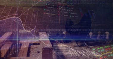 Anne tavuk altı civcivi paletler, tahtalar ve stok grafikleriyle birlikte samanların yanında çiftlikteki kümeste yönlendiriyor. Kırsal, tarım, çiftlik hayvanları, doğa, yatırım, analitik, iş