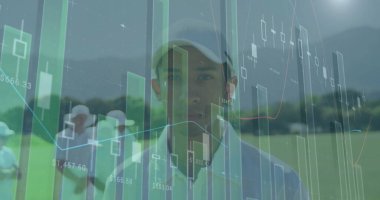 Golf sahasında açık renk şapka ve polo tişört giyen ayakta duran golfçü, finansal veri örtülerini gösteriyor. Atletik, profesyonellik, strateji, analitik, açık hava, rekabetçi, sakatlanmadan