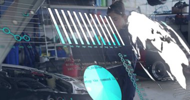 Tulumlu kadın garajdaki tanıları inceliyor, açık kaput sedanı ve veri örtüsüyle. Tamirci, otomotiv, teknoloji, analiz, sanayi, atölye, tanı