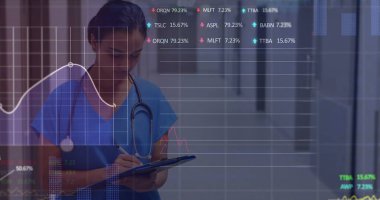 Hastane koridorunda steteskopla panoya yazı yazan önlüklü dijital çizelge hemşiresi analiz ediliyor. Tıbbi, sağlık, analitik, klinik, profesyonel, tanı, modern