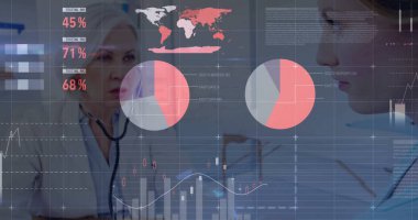 Laboratuvar önlüğü giyen doktorlar hastane laboratuarındaki veri panellerini turta grafikleri ve dünya haritalarıyla inceliyorlar. Sağlık, analiz, yenilik, dijital, işbirliği, görselleştirme, teknoloji