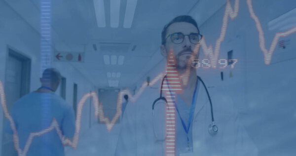 Ходячий врач-мужчина в белом халате вдоль больничного коридора, со стетоскопом, данные накладываются. Медицина, здравоохранение, профессионалы, данные, анализ, диагностика, больница