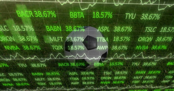 Парящий над травяным полем футбольный мяч, с символами-тикерами, процентными цифрами графиков. Спорт, финансы, технологии, передача данных, цифровые технологии, инновации, аналитика