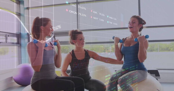 Тренер, стоящий на коленях рядом со стажерами, держащими гантели на тренировочных мячах в студии с данными по запасам. Велнес, тренажерный зал, тренировки, движение, мотивация, современный, ландшафт