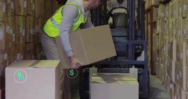 Depo işçisi kargo için kutu yüklüyor, sürücü çatalları hizalıyor dijital metrik simgeler havada süzülüyor. Sanayi, lojistik, sürdürülebilirlik, otomasyon, takım çalışması, verimlilik, envanter