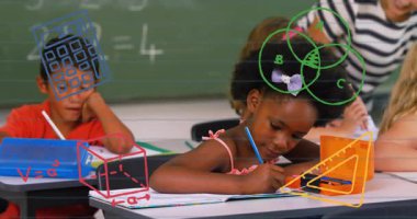 Öğretmenin öğrenciye kalem vermesi, kızın animasyon diyagramlarıyla matematik yazması denklemleri resmetmesi. Eğitim, sınıf, öğrenim, öğretici, akademik, öğrenci, öğretim