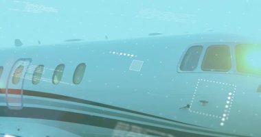 Kamera izleme kamerası, jet gövdesi boyunca hareket ediyor, kareleri canlandırıyor, sensörleri parlaklaştırıyor. Lüks, havacılık, fütüristik, teknoloji, gösterişli, yüksek irtifa, kurumsal