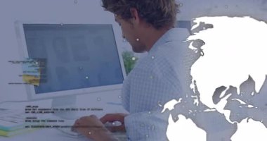 Geliştirici kodlama ve kaydırma ekranı kolları açmadan önce dünya haritalama verilerini gösteriyor. Programlama, teknoloji, yenilik, dijital, takım çalışması, yaratıcılık, çalışma alanı