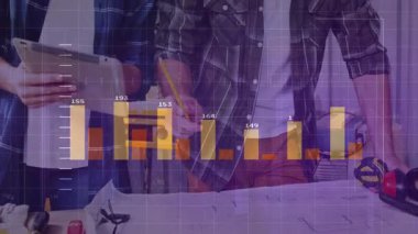 Kadın tableti kaydırırken erkek tasarım incelemesi için çizimleri ölçüyor. İşbirliği, yenilik, işçilik, teknik, analiz, planlama, üretkenlik