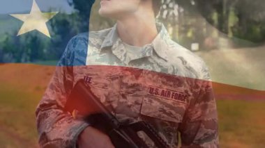 Teksas bayrağının çekilmesiyle, Hava Kuvvetleri askerlerinin tarama alanı taraması, tüfeği indirmesi, yansıması. Askerlik, vatanseverlik, disiplin, yiğitlik, açık hava, resmi, yiğitlik