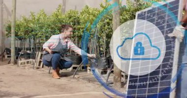 Damlama emitörünü ayarlayan kadın ve çocuk odasına güneş paneli yerleştiren adam tablette beliren bulut simgesi. Sürdürülebilirlik, tarım, teknoloji, çevre dostu, büyüme, yenilik, açık hava