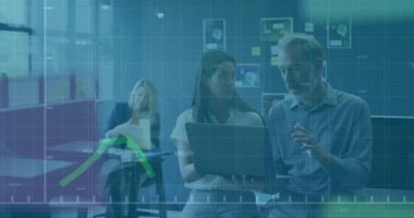 İş görüşü için animasyon grafik tırmanışı yaparken dizüstü bilgisayara yaslanan meslektaşlarımız veri yüklüyorlar. Profesyonel, işbirliği, analitik, yenilik, teknoloji, şirket, takım çalışması