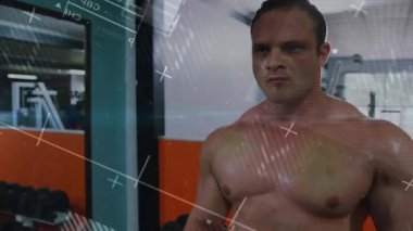 Vücut geliştirici halteri kavrıyor. Uygunluk için yanal yükselme sırasında metrik izleme kaplamasını etkinleştiriyor. Spor, güç, fitness, eğitim, dijital, modern, kaslı