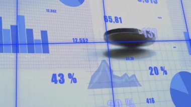 Mavi grafikleri güncelleyip sayısal veri ilerlemesini görselleştirirken yazı tura atılıyor. Finans, analitik, veri, teknoloji, yatırım, fütüristik, dijital