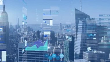 Yüksek binaları ve kuleleri olan bir şehir manzarası. Küresel işletme finansmanı ve veri işleme kavramı dijital olarak oluşturulmuş video.