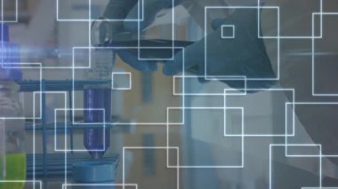 Kimyager kaplama şişesi analiz için mor solüsyonu beherin içine döken ızgarayı tetikler. Bilim adamı, laboratuvar, bilim, teknoloji, kesinlik, deney, analitik