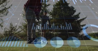 Golfçü duruşu ayarlar ve sopayı sallarken koç da top hızını güncellerken spor grafiklerini gözlemler. Spor, analitik, performans, eğitim, görselleştirme, kesinlik, profesyonellik