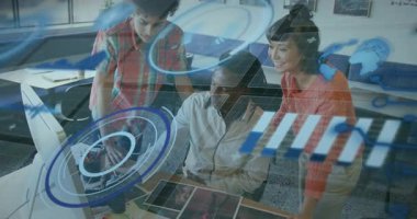 Adam fareye tıklıyor, iş arkadaşları hologram gramları ve dünya haritasını analiz ediyor. Teknoloji, veri görselleştirme, takım çalışması, yenilik, fütüristik, analitik, dijital