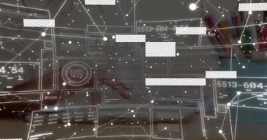 Kadının elleri dizüstü bilgisayarda kalem bardakla yazarak veri analizinde animasyon düğümlerine ve panellere neden oluyor. Teknoloji, yenilik, veri, beyin fırtınası, çalışma alanı, dijital, bağlantı