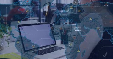 Dizüstü bilgisayara bakan kadın dünya haritasını başlatıyor ve ağ izleme için genişliyor. Teknoloji, yenilik, analitik, dijital, işbirliği, gelecek, ofis