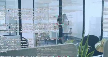 Ekip bilişim işbirliği için tablet düzenini gözden geçirirken şeffaf kod atımı. İşbirliği, takım çalışması, modernlik, dijital, tasarım, yenilik, teknoloji