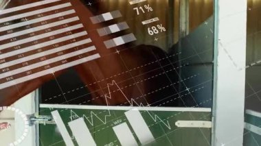 Veri kaplamaları hareket ediyor, at kafasını itiyor ve veri izlemeyi gösteren kabin kapısından bakıyor. Analizler, görselleştirme, endüstri, hayvan, at, kırsal, teknoloji