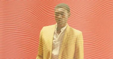 Sarı elma tutan manken kırmızı vitrin tasarımını içine atarken animasyon dalgaları başlatıyor. Şık, modern, enerjik, minimalist, dinamik, sanatsal, kavramsal