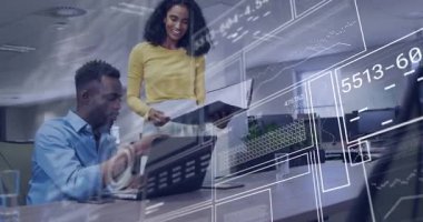 İş arkadaşları, veri doğruluğu için sayfa ve grafikleri karşılaştıran iş veri panellerinin görünmesine tepki veriyorlar. İşbirliği, yenilik, teknoloji, analiz, ofis, takım çalışması, fütüristik