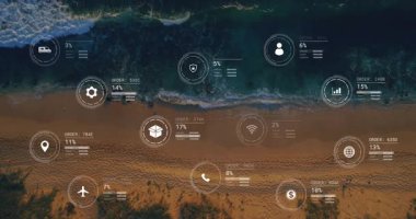 Deniz manzarası üzerindeki simgelerle veri işleme animasyonu. Küresel teknoloji, bilgisayar, doğa ve dijital arayüz kavramı dijital olarak oluşturulmuş video.