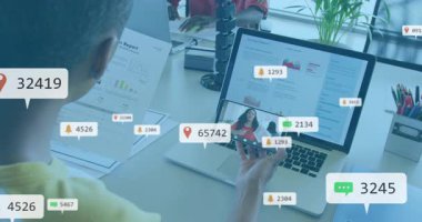 Akıllı telefonları dinleyip iş görüşmelerine katılan bir adam animasyon ölçümlerinin artıp azaldığını gösteriyor. İşbirliği, uzaktan kumanda, teknoloji, bağlantı, analiz, takım çalışması, iletişim