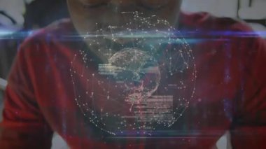 Akıllı telefonu masaya yatıran adam veri analizi için kod panelleriyle dönen teknoloji küresi üretiyor. Teknoloji, yenilik, fütürizm, dijital, ağ, iletişim, bağlantı