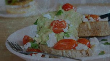 Görüş açısı sola kayıyor, avokado tostunu sağa kaydırıyor, hamburgerin odaklanmasını sağlıyor, tabakları gösteriyor. Gurme, brunch, rustik, minimalist, aşçı, iştah açıcı, canlı