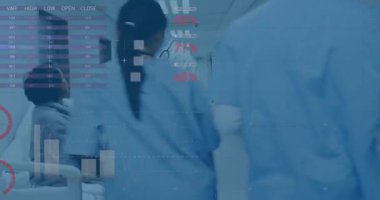 Koridorda tekerlekli sandalye iten sağlık hemşiresi, doktor danışmanları, istatistikler. Sağlık, klinik, tanı, takım çalışması, profesyonellik, modern, bilgilendirici