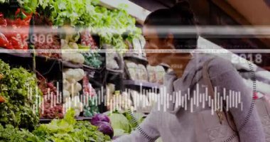 Kafkas kadın bakkal alışverişi üzerine finansal veri işleme animasyonu. Küresel alışveriş, iş, bağlantılar, hesaplama ve veri işleme kavramı dijital olarak oluşturulmuş video.