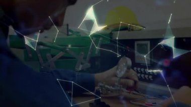 Laboratuvar teknisyenleri göstergeyi ayarlıyor, ağ şekilleri dönen dünyayı oluşturuyor, konnektörü limana çeviriyor. Teknoloji, yenilik, dijital, bağlantı, bilimsel, mühendislik, fütüristik