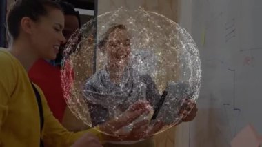 Tableti çeviren kadın, dünyanın iş arkadaşlarının etrafında teknoloji tahtası kullanarak ağlara ayrıldığını gösteriyor. İşbirliği, yenilik, dijital, bağlantı, takım çalışması, modern, iş