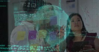 Teknik ekip cam levhada strateji planlıyor ve tableti araklarken aynı zamanda 3 boyutlu bir küre oluşturuyorlar. İşbirliği, yenilik, fütürizm, dijital, beyin fırtınası, teknoloji, görselleştirme