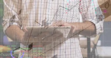 Masada tableti tıkırdatan orta yaşlı bir adam ve iş arkadaşı gözlemlerken animasyon finans tablolarını değiştiriyor. Teknoloji, finans, analitik, işbirliği, modern, profesyonel, çalışma alanı