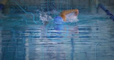 Suyun üzerindeki dijital görüntüler spor teknolojisini gösterirken yüzücü süzülme şeridi emekleme hareketleri yapıyor. Atletizm, su sporu, performans, gelecek, spor, hareket, eğitim