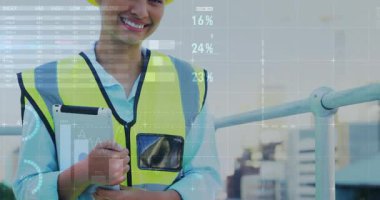 Tablet kullanan beyaz kadın mimarın finansal veri işleme animasyonu. Küresel iş, bağlantılar, hesaplama ve veri işleme kavramı dijital olarak oluşturulmuş video.