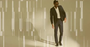 Model, dijital bozulma ve arıtma duruşundan sonra spot ışıklarıyla moda stüdyosuna giriyor. Butik, zarafet, minimalizm, sofistike, güven, stil, portre